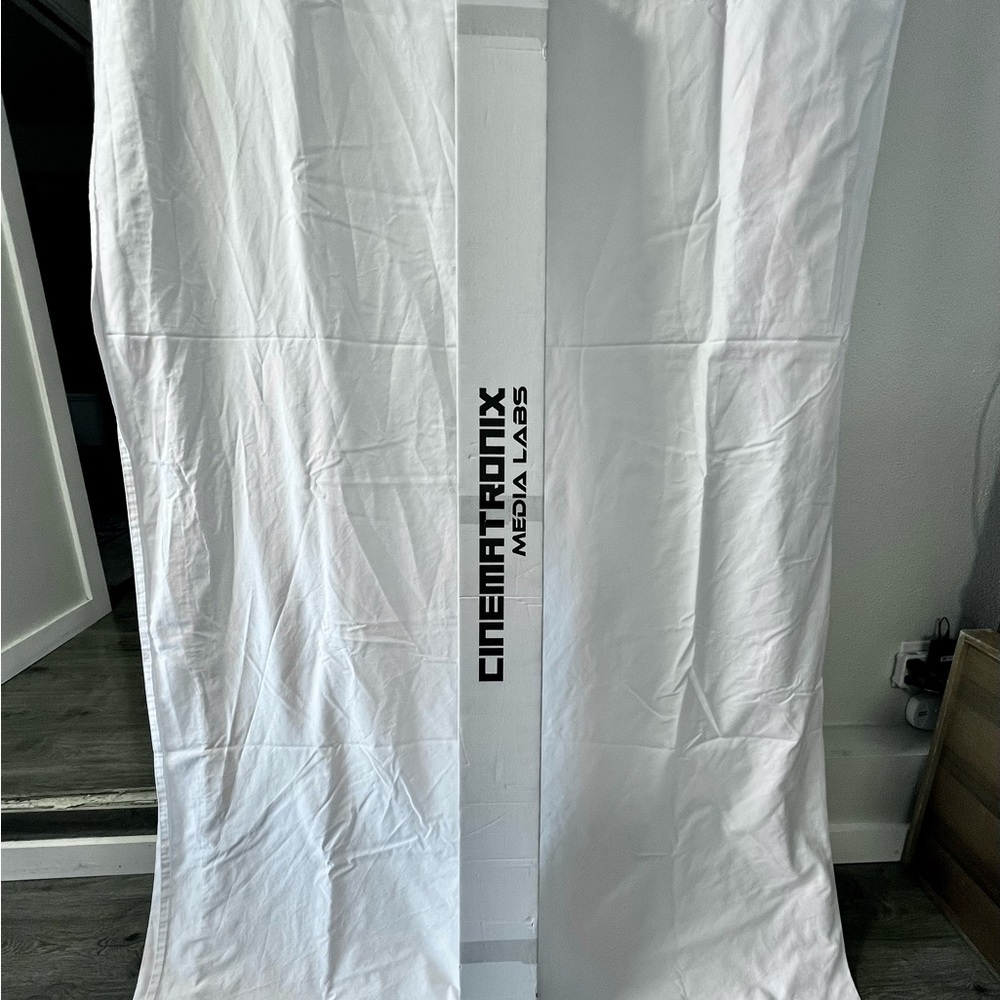 Cinematronix Media Labs “72 3D HD projector screen